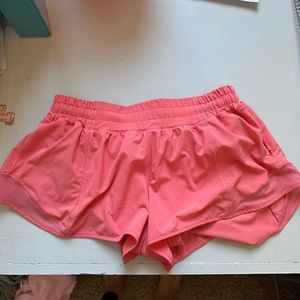lululemon 2.5 inch hotty hot shorts. size 8